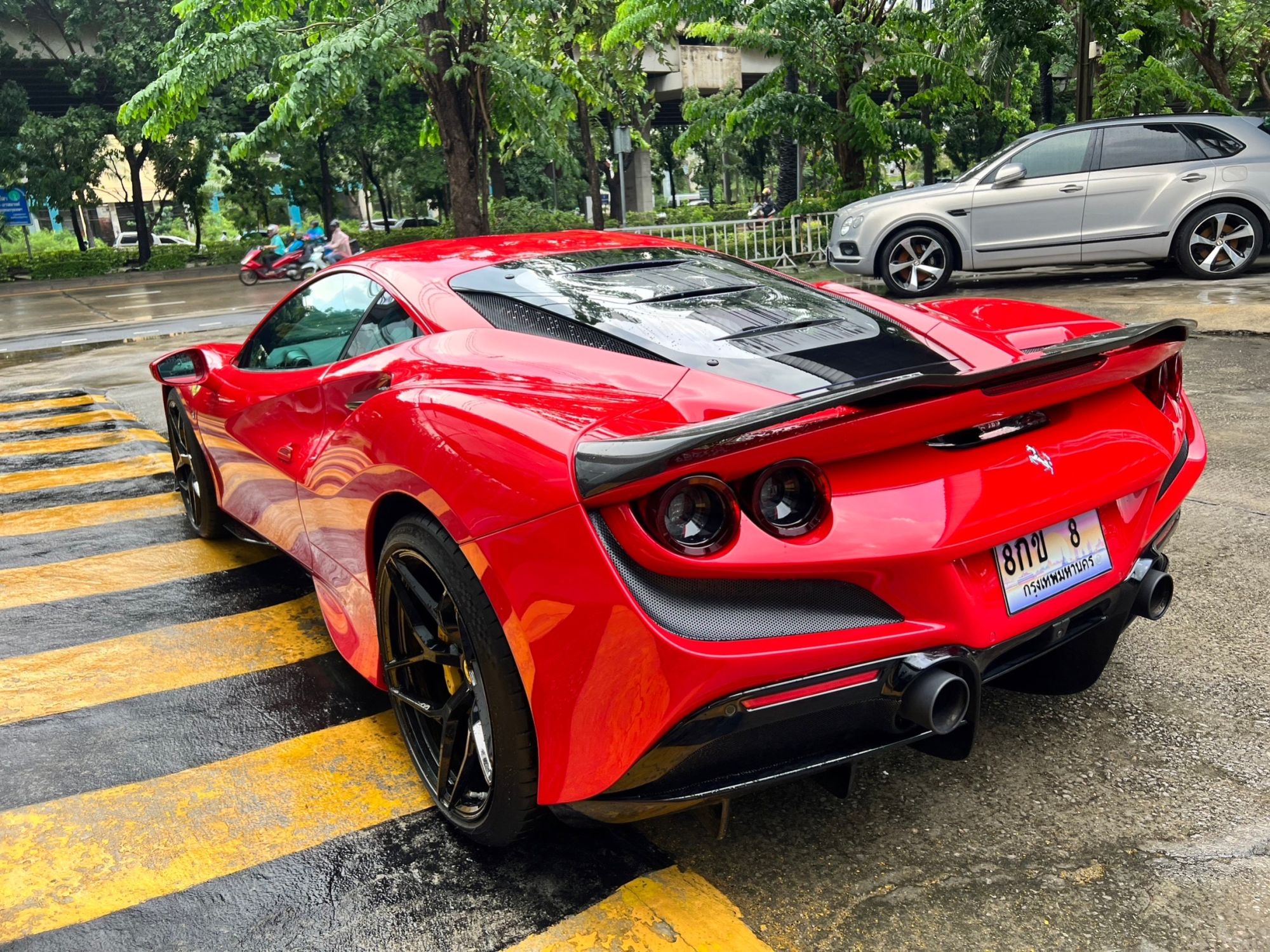 2021 Ferrari F8 Tributo สีแดง