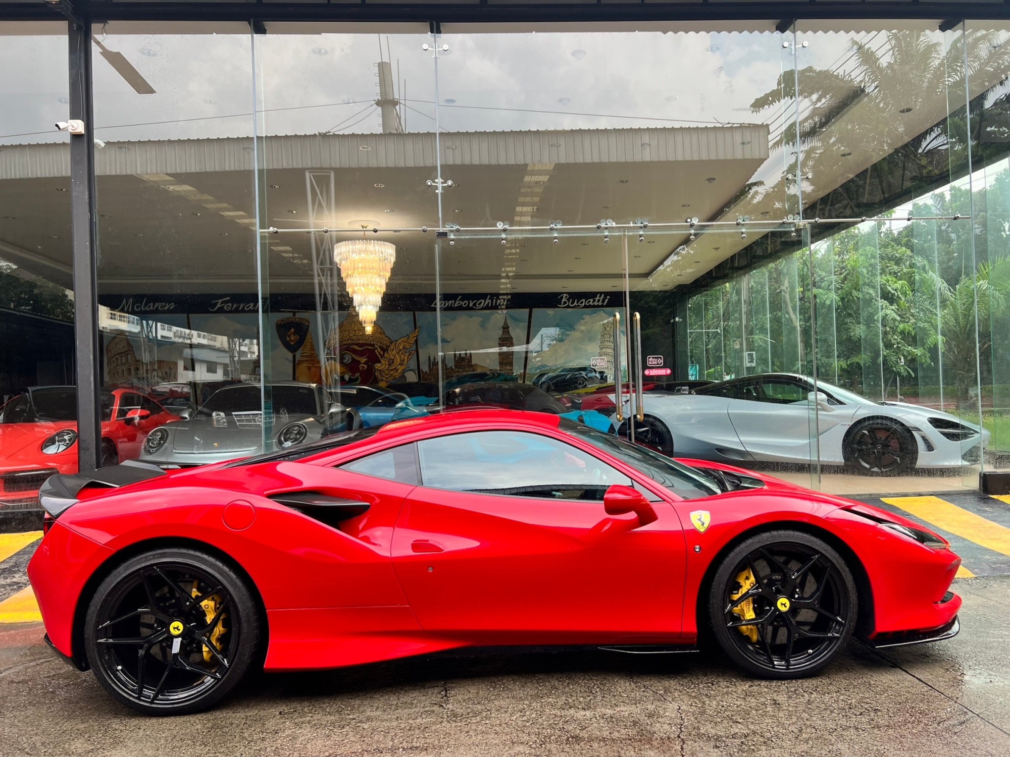 2021 Ferrari F8 Tributo สีแดง