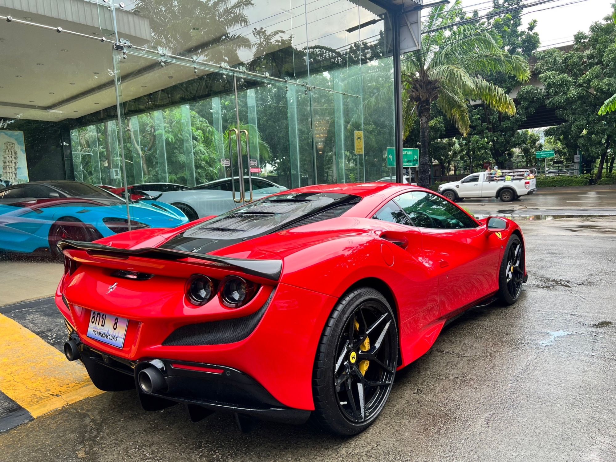 2021 Ferrari F8 Tributo สีแดง