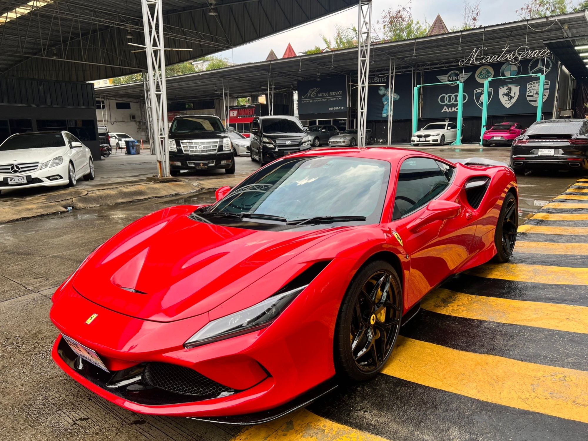 2021 Ferrari F8 Tributo สีแดง