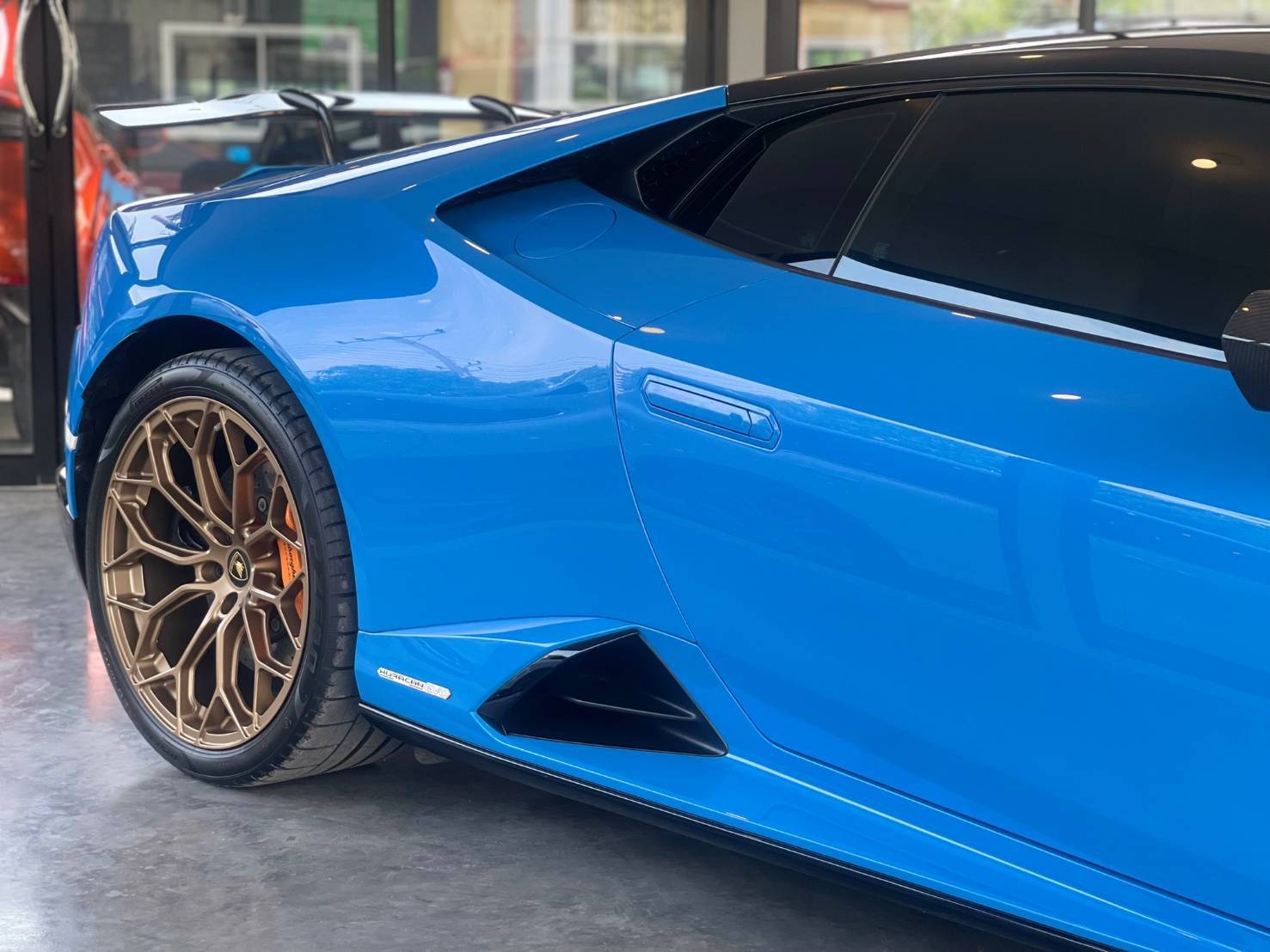 2021 Lamborghini Huracan EVO RWD สีน้ำเงิน