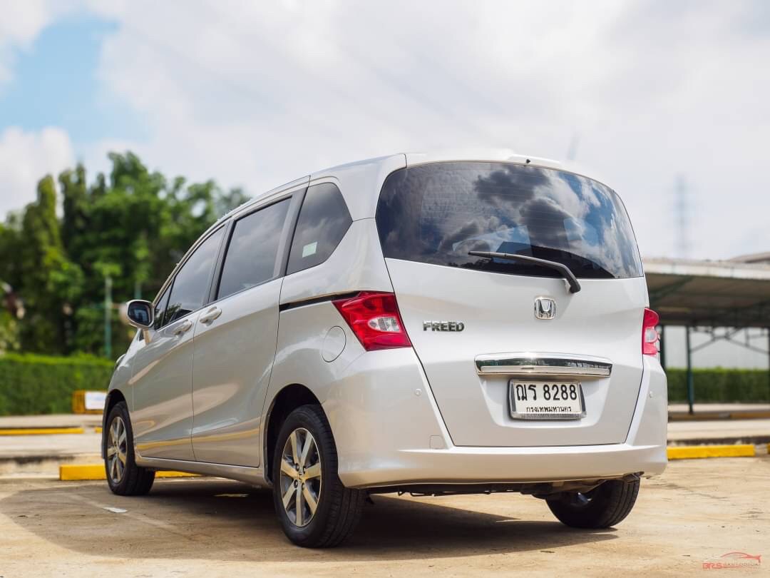 2010 Honda Freed สีเงิน