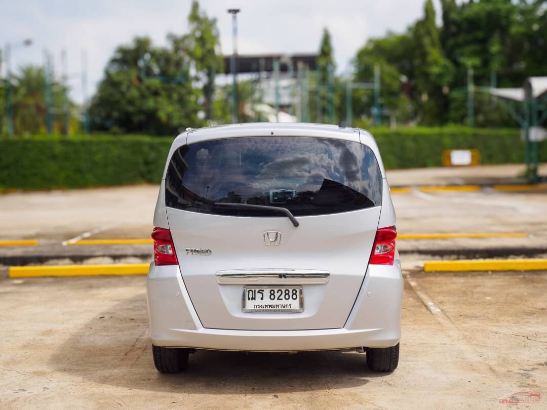 2010 Honda Freed สีเงิน