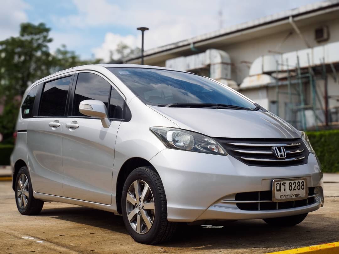 2010 Honda Freed สีเงิน