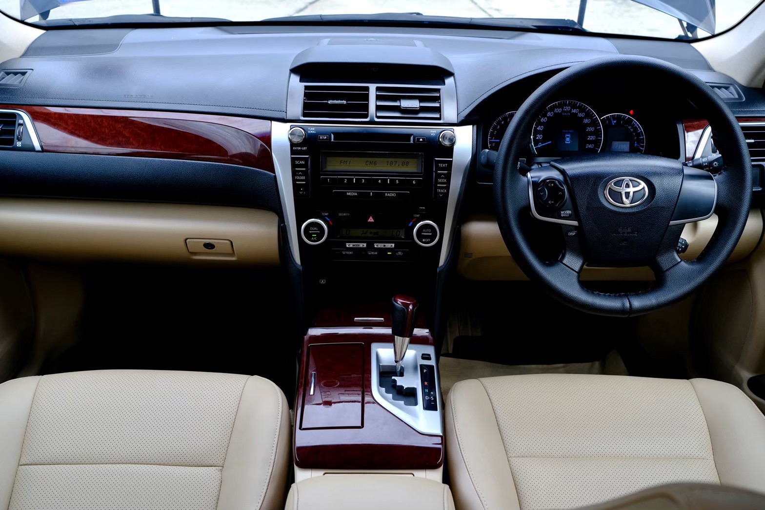 Toyota Camry 2.0 G เครื่องยนต์: เบนซิน เกียร์: ออโต้ ปี: 2014 สี: ดำ