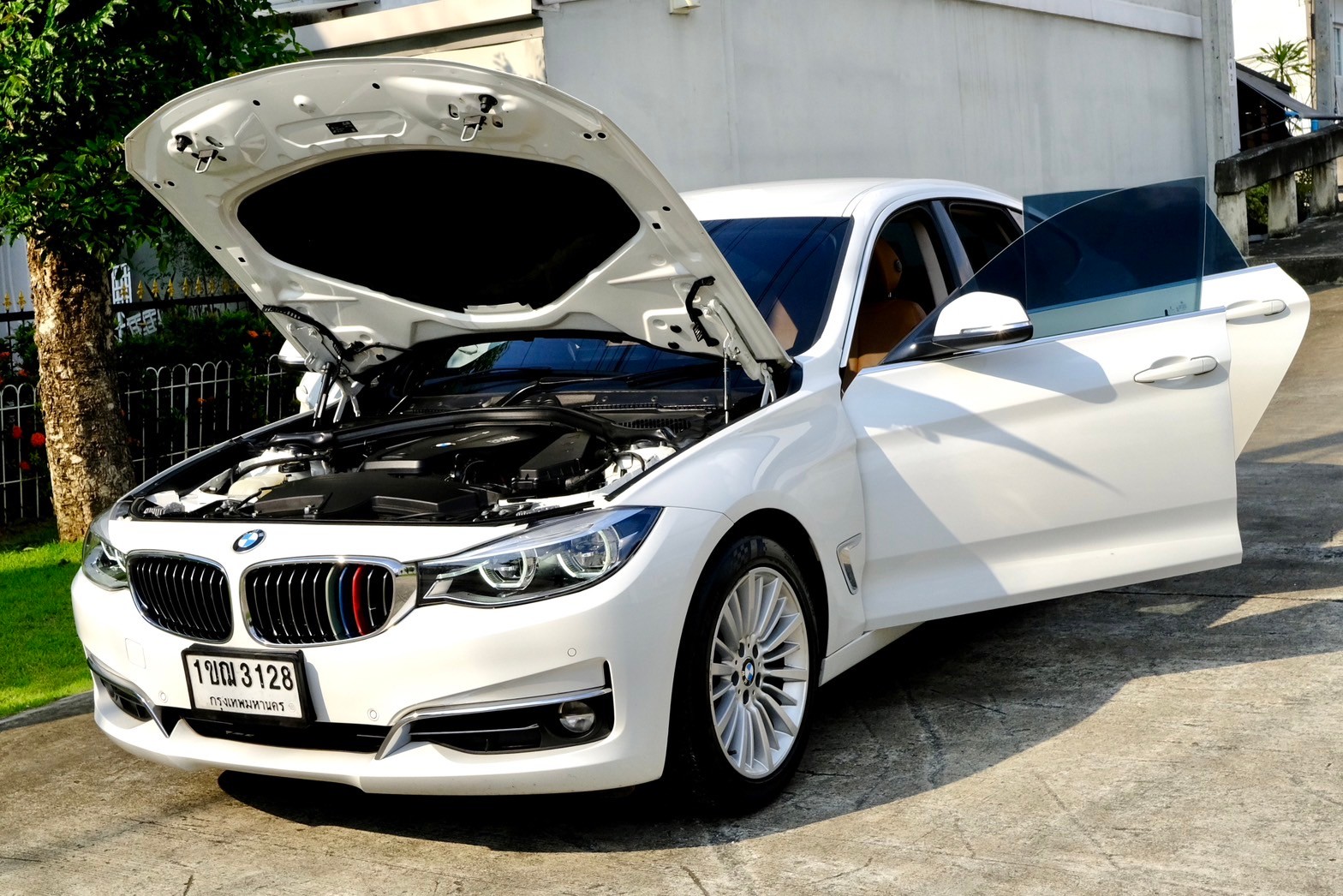 BMW 320d GT Luxury เครื่องยนต์: ดีเซล เกียร์:AT ปี: 2020 สี: ขาว F34