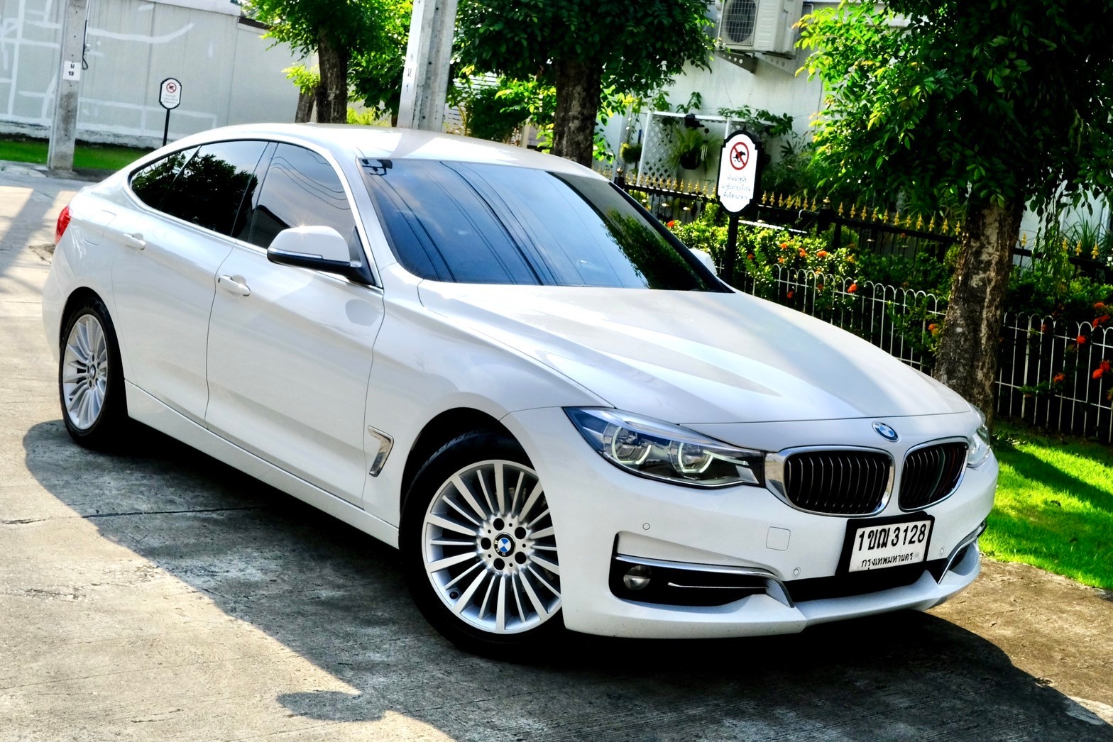 BMW 320d GT Luxury เครื่องยนต์: ดีเซล เกียร์:AT ปี: 2020 สี: ขาว F34