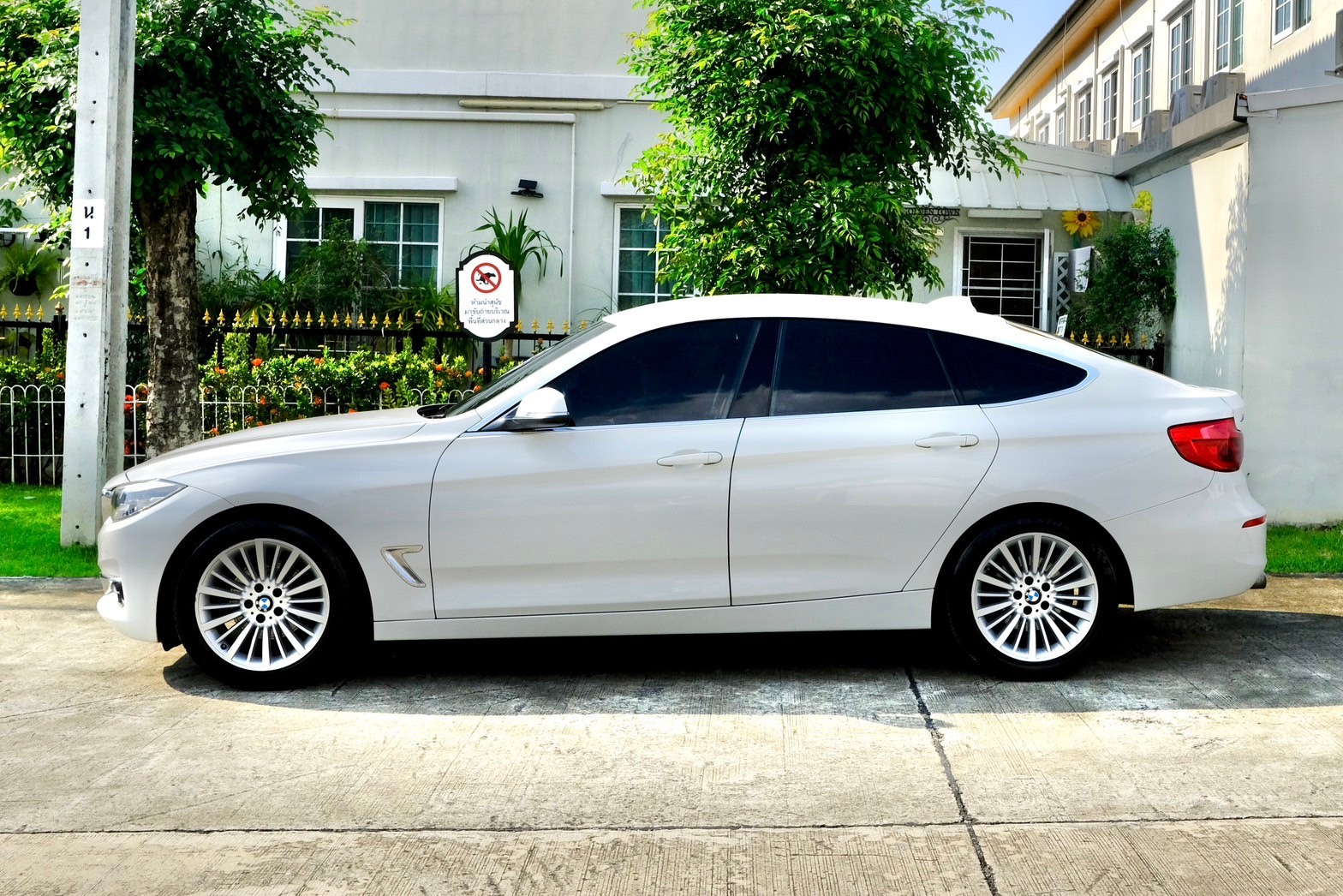 BMW 320d GT Luxury เครื่องยนต์: ดีเซล เกียร์:AT ปี: 2020 สี: ขาว F34