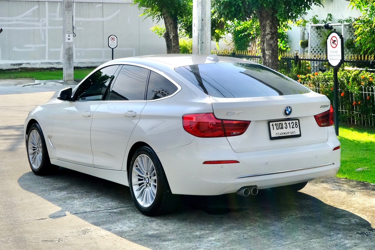 BMW 320d GT Luxury เครื่องยนต์: ดีเซล เกียร์:AT ปี: 2020 สี: ขาว F34