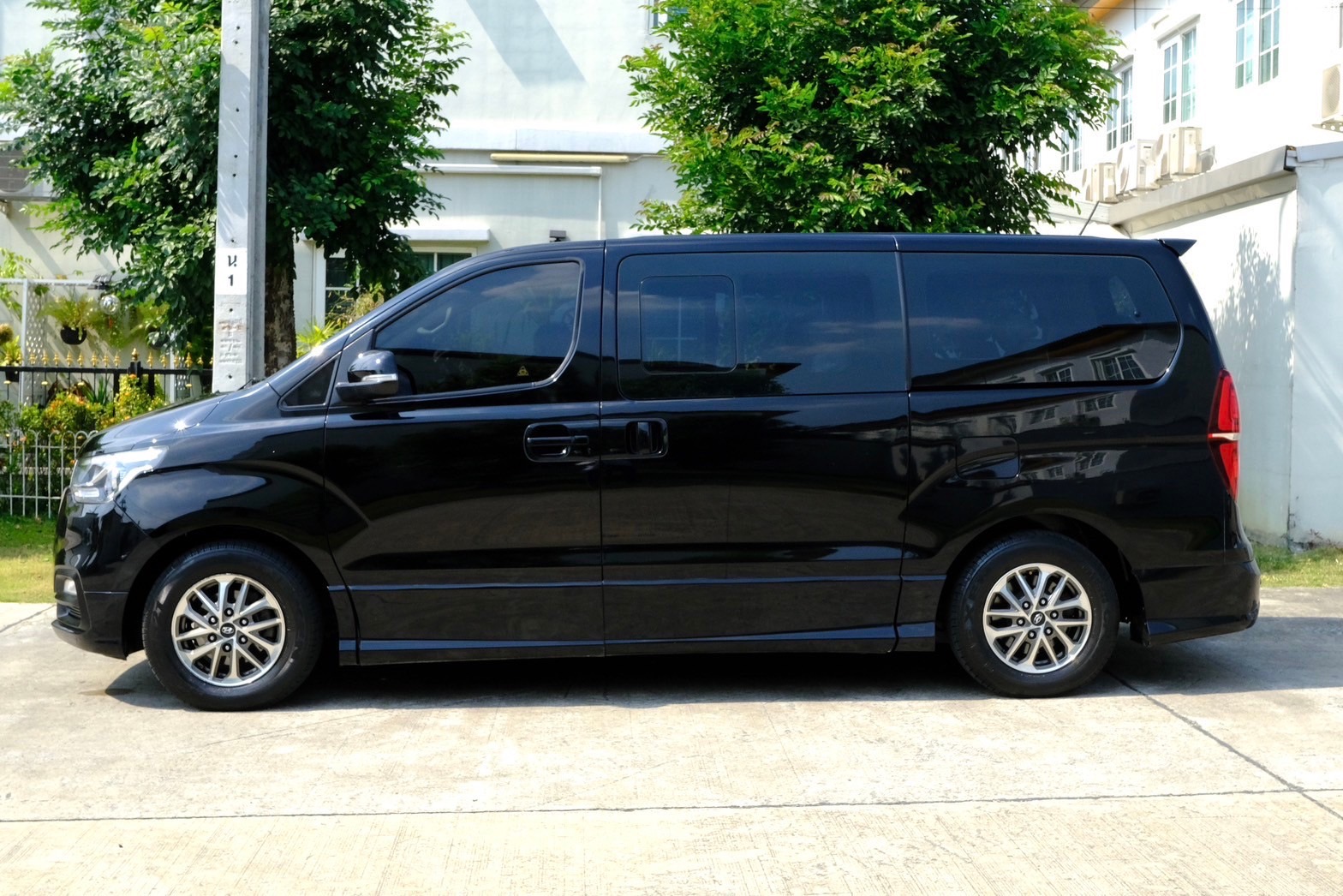 Hyundai H-1 2.5 Elite เกียร์: ออโต้ เครื่องยนต์: ดีเซล ปี: 2018