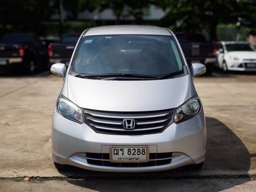 2010 Honda Freed สีเทา