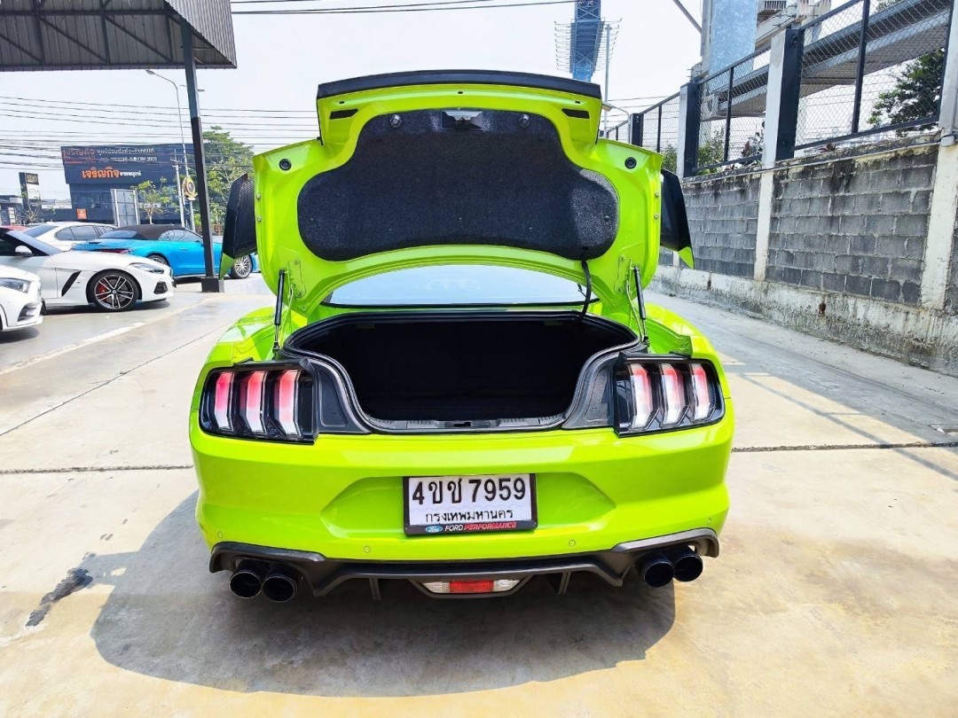 2020 Ford Mustang สีเขียว