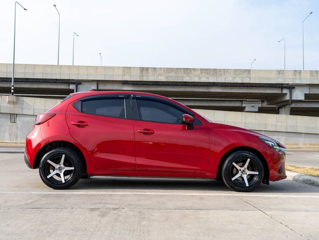 2016 Mazda 2 Sedan (4 ประตู) สีแดง