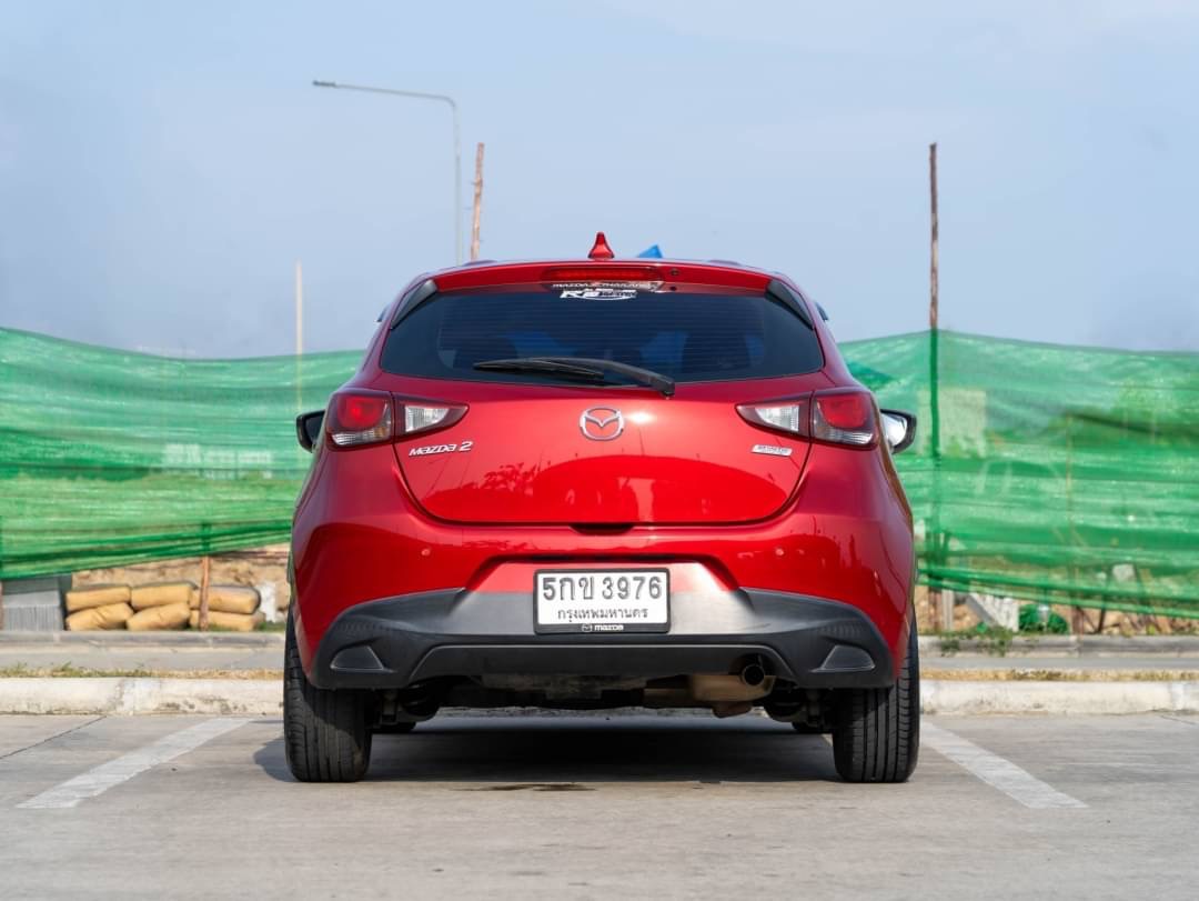 2016 Mazda 2 Sedan (4 ประตู) สีแดง