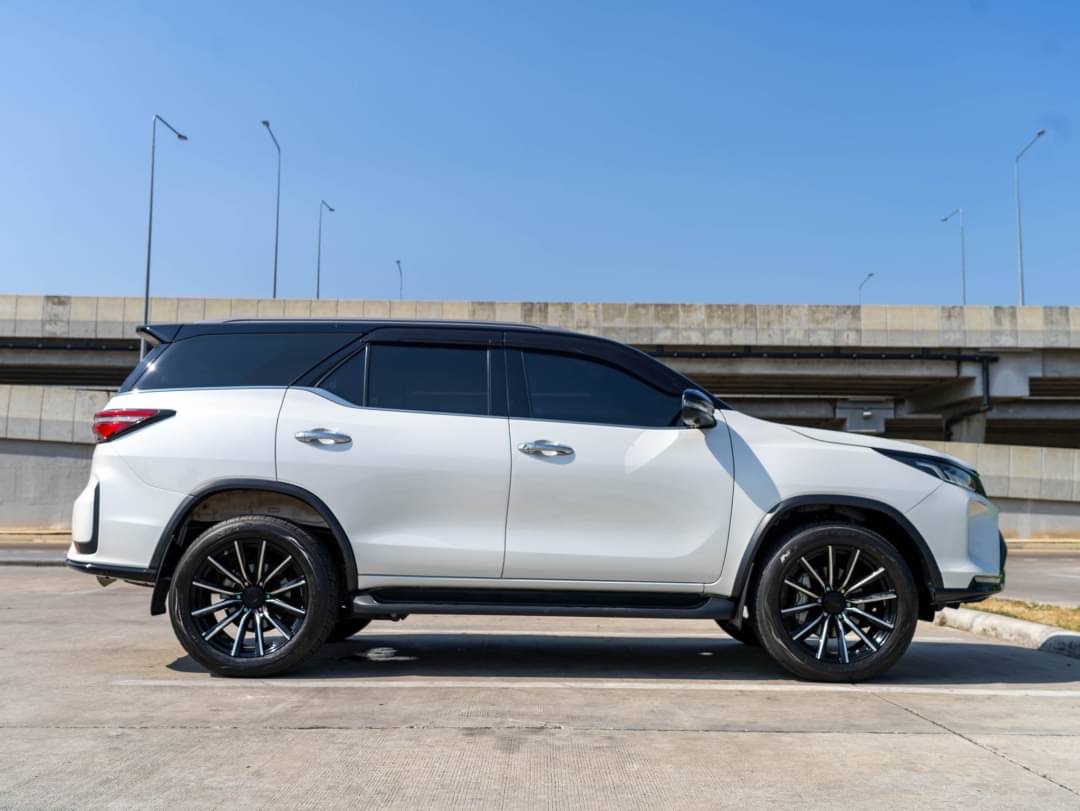 2023 Toyota Fortuner สีขาว