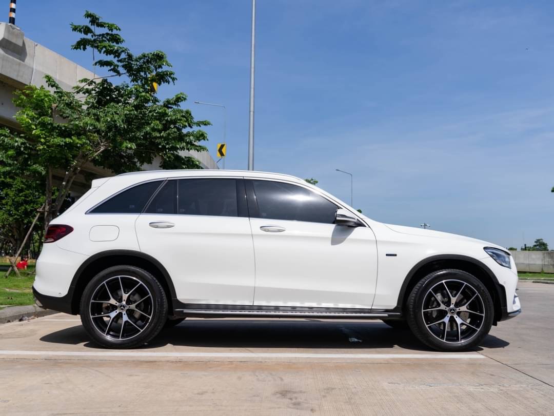 2020 Mercedes-Benz GLC-Class GLC Coupe GLC 300 e 4MATIC Coupe AMG สีขาว