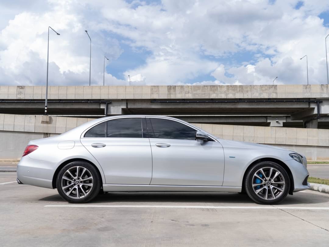 2018 Mercedes-Benz E-Class W213 E300e สีเงิน