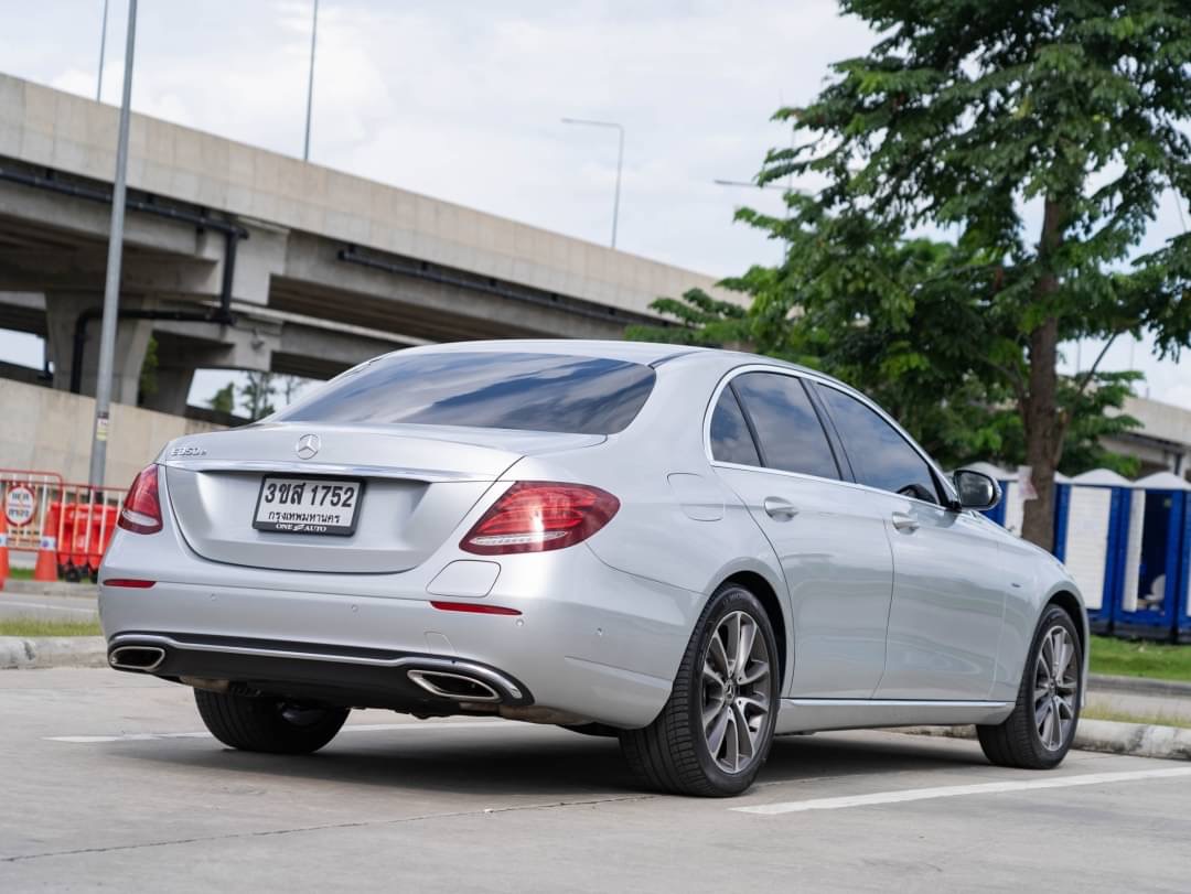 2018 Mercedes-Benz E-Class W213 E300e สีเงิน