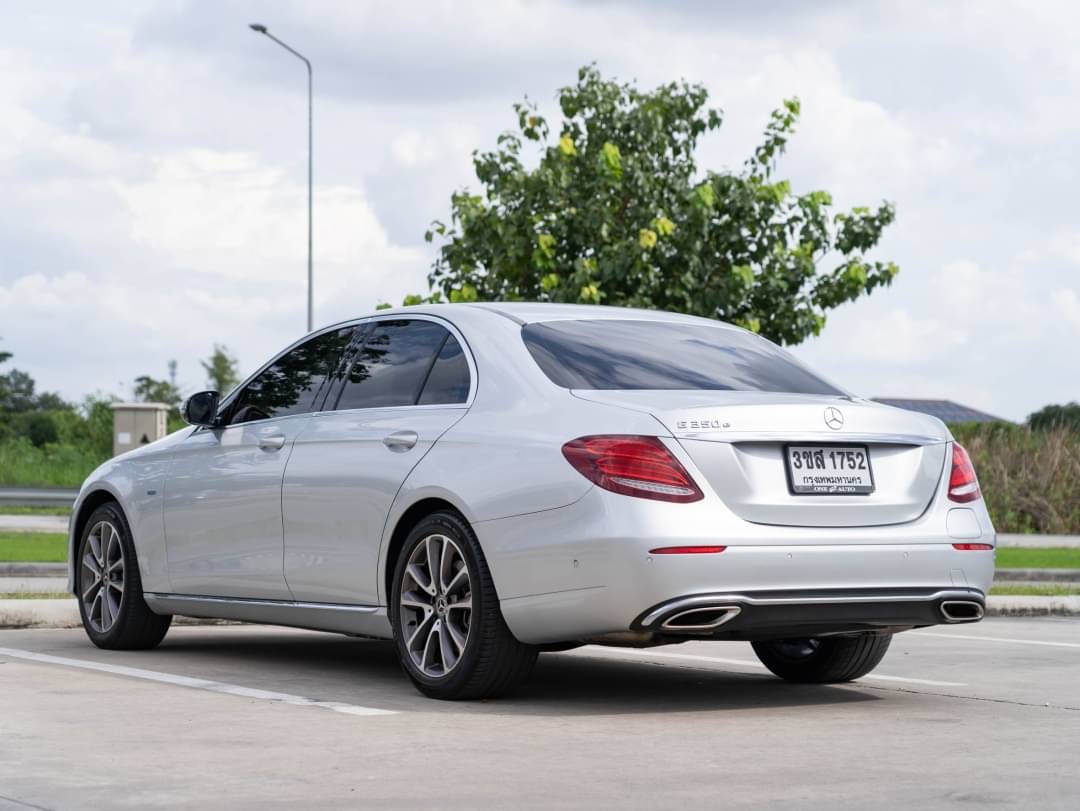 2018 Mercedes-Benz E-Class W213 E300e สีเงิน