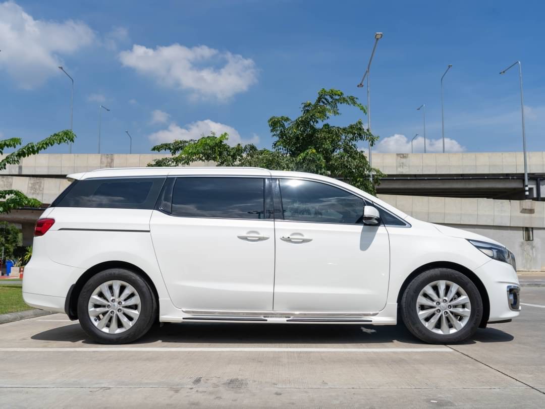 2018 Kia Grand Carnival สีขาว