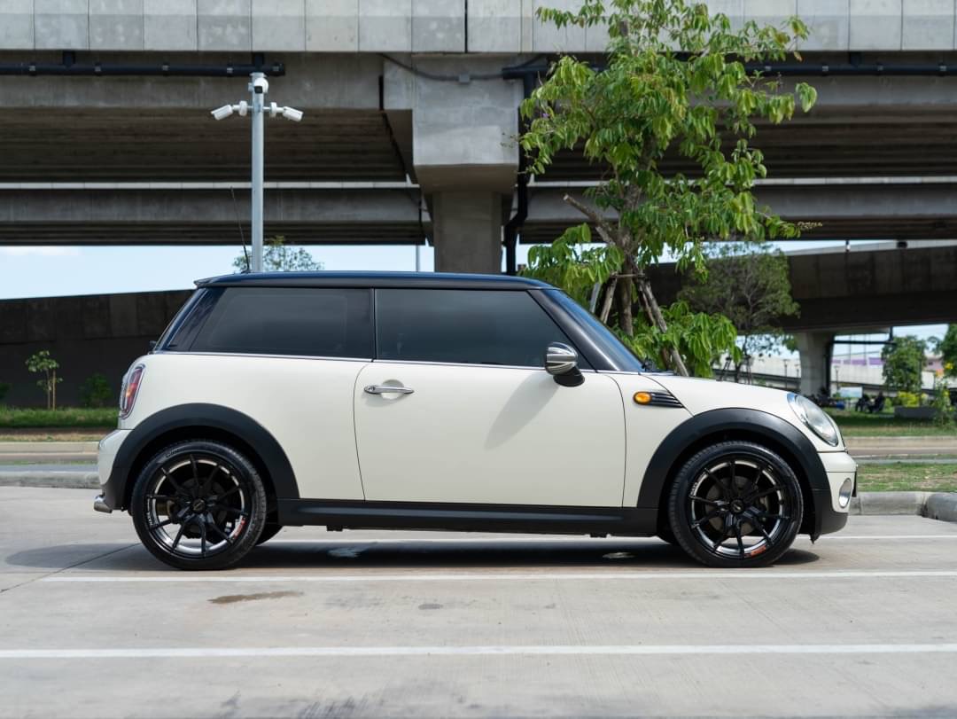 2010 Mini Cooper (Hatch) Look2 R56 สีขาว