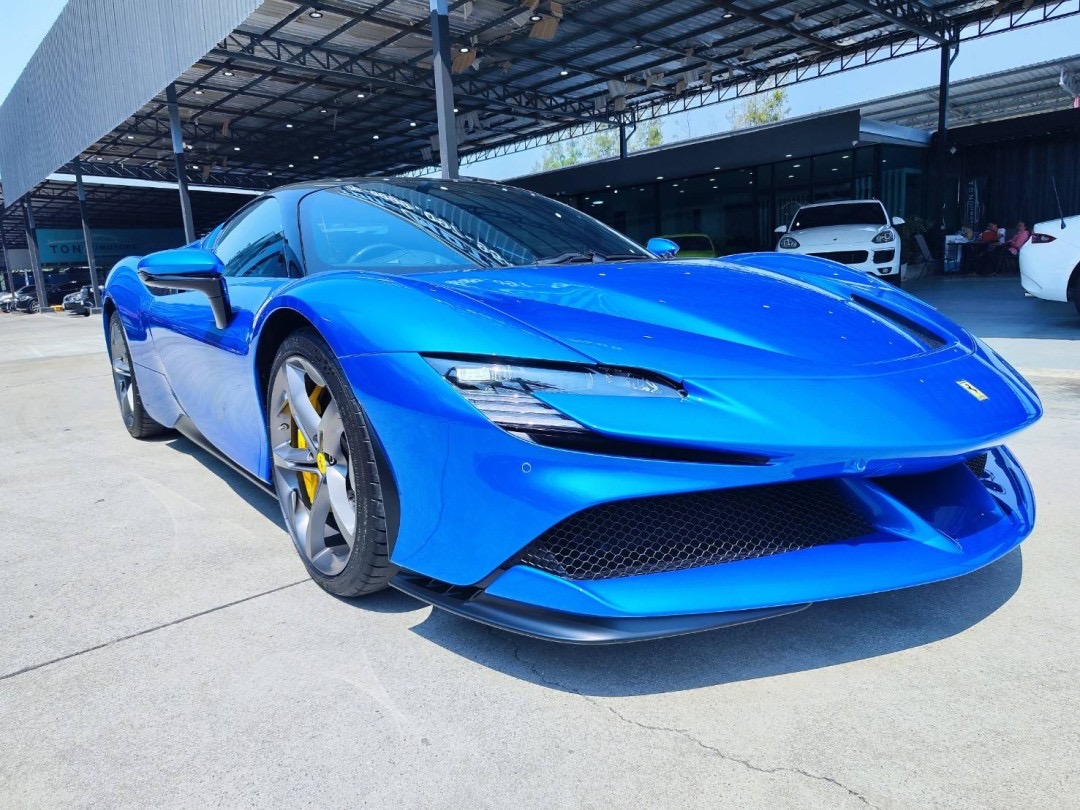 Ferrari SF90 Stradale สีน้ำเงิน