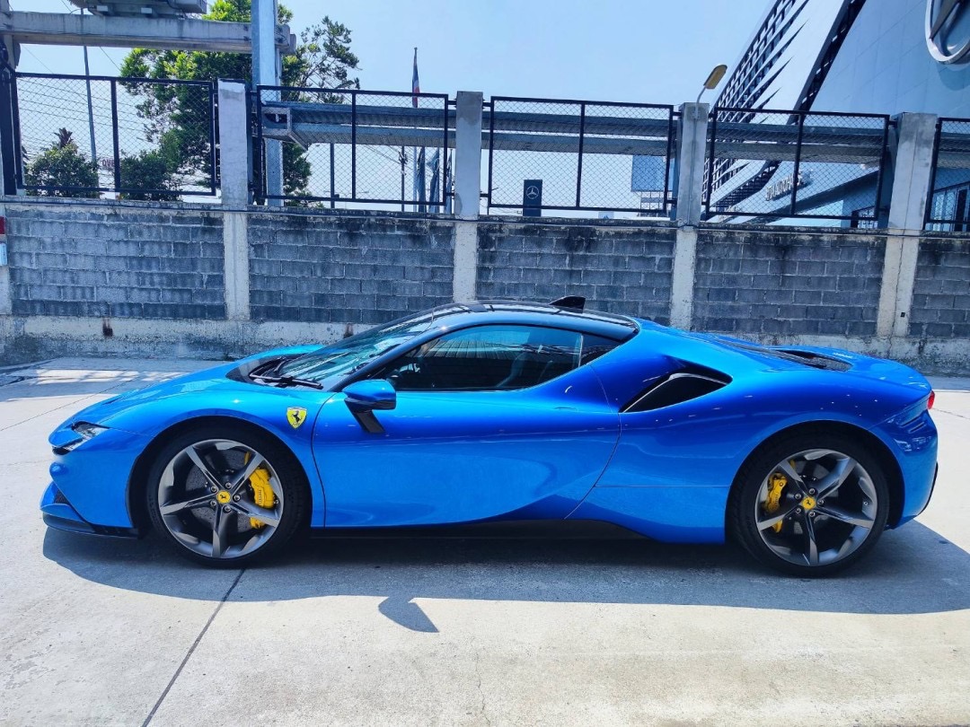 Ferrari SF90 Stradale สีน้ำเงิน