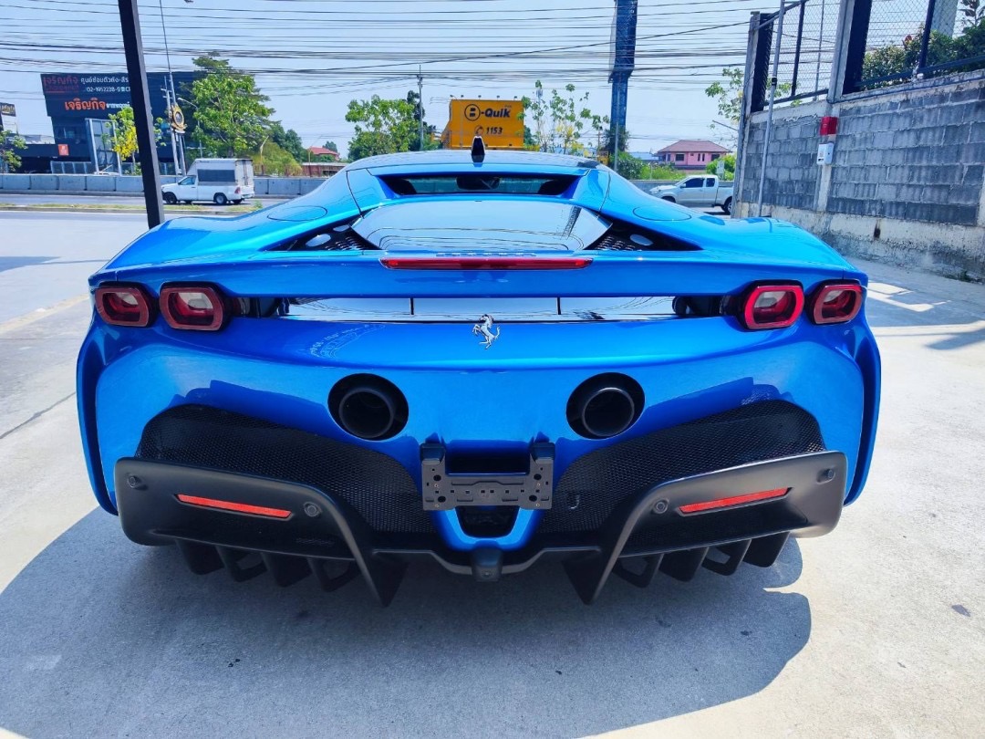 Ferrari SF90 Stradale สีน้ำเงิน