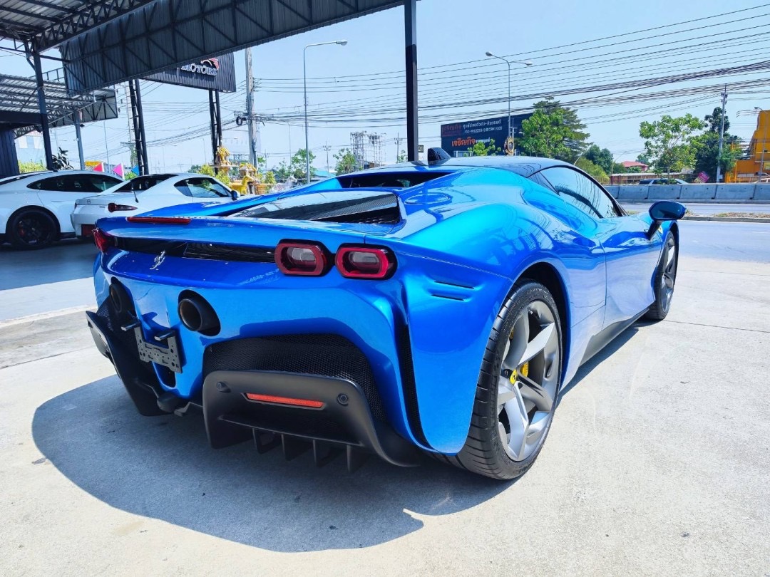 Ferrari SF90 Stradale สีน้ำเงิน