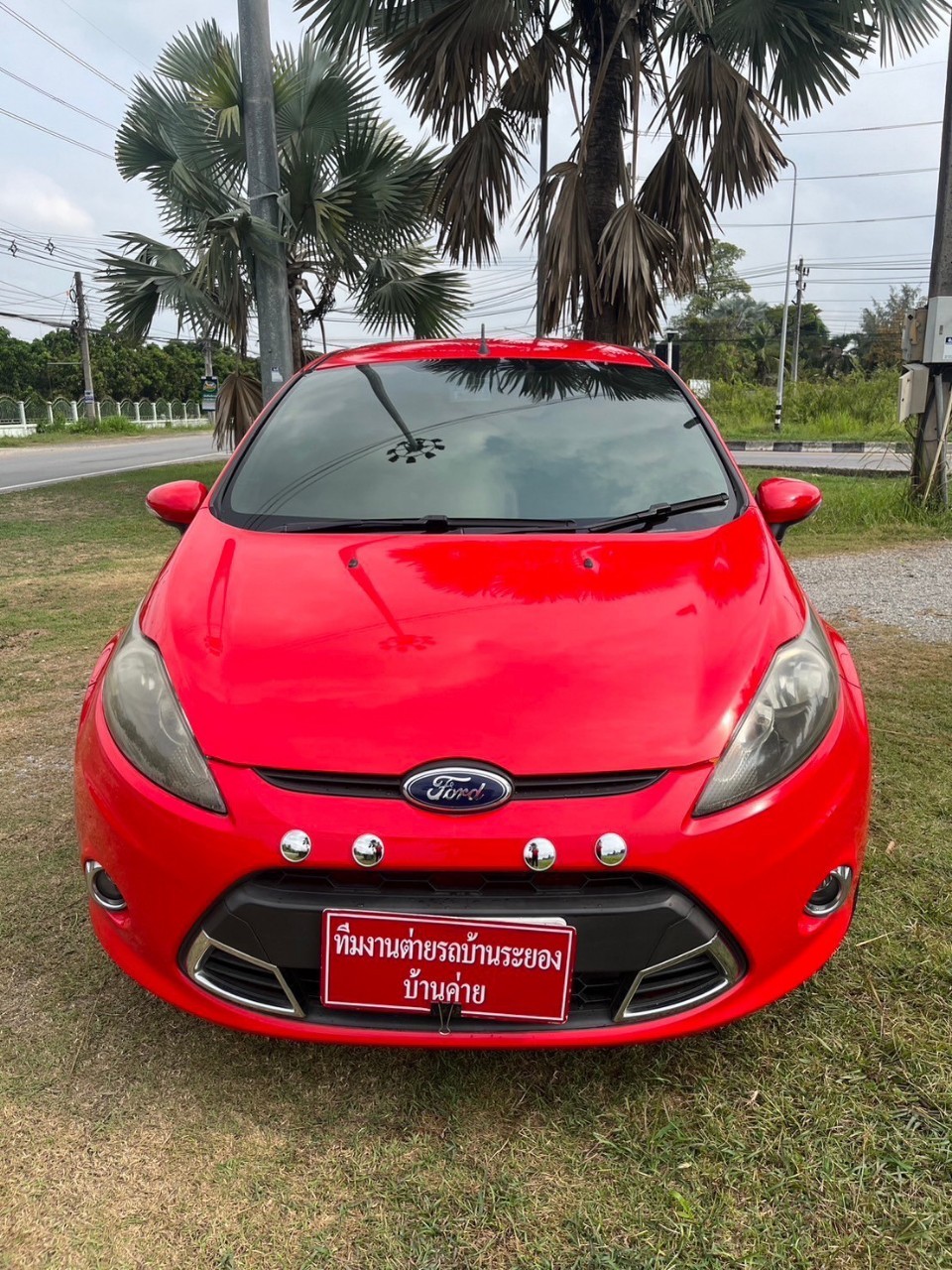 2013 Ford Fiesta สีแดง