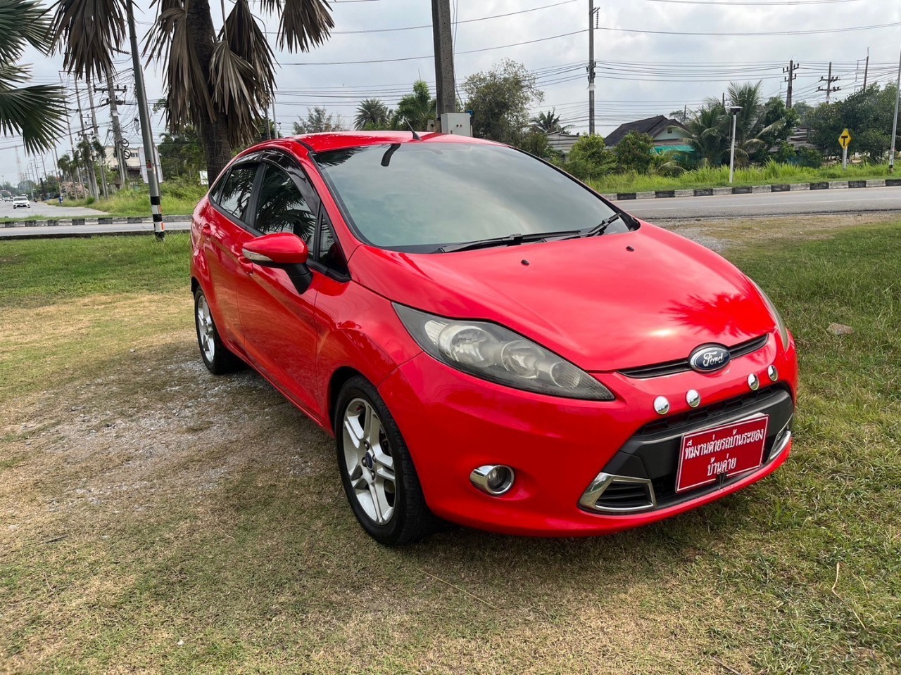 2013 Ford Fiesta สีแดง