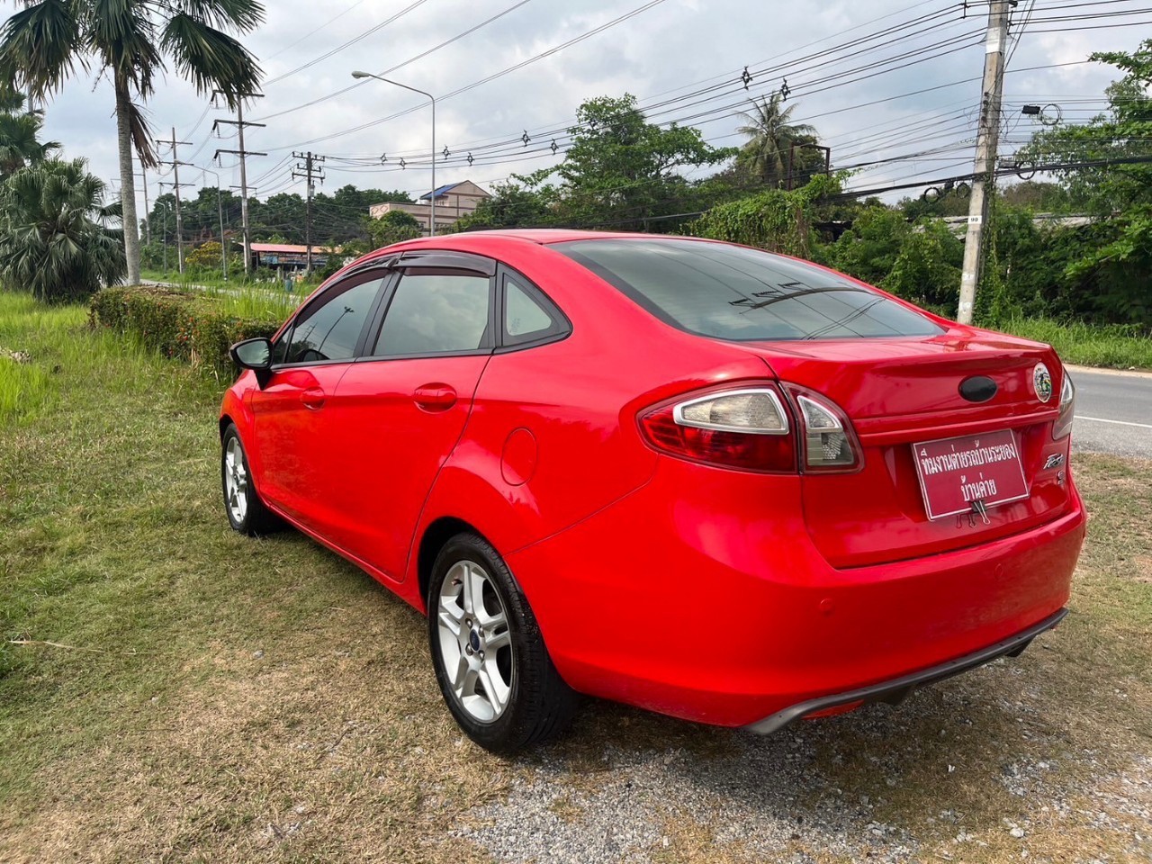 2013 Ford Fiesta สีแดง