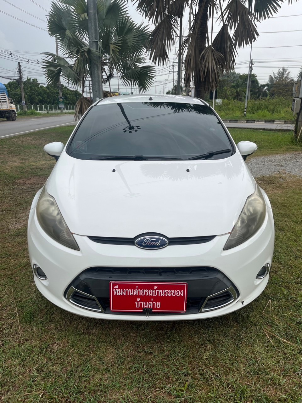 2012 Ford Fiesta สีขาว