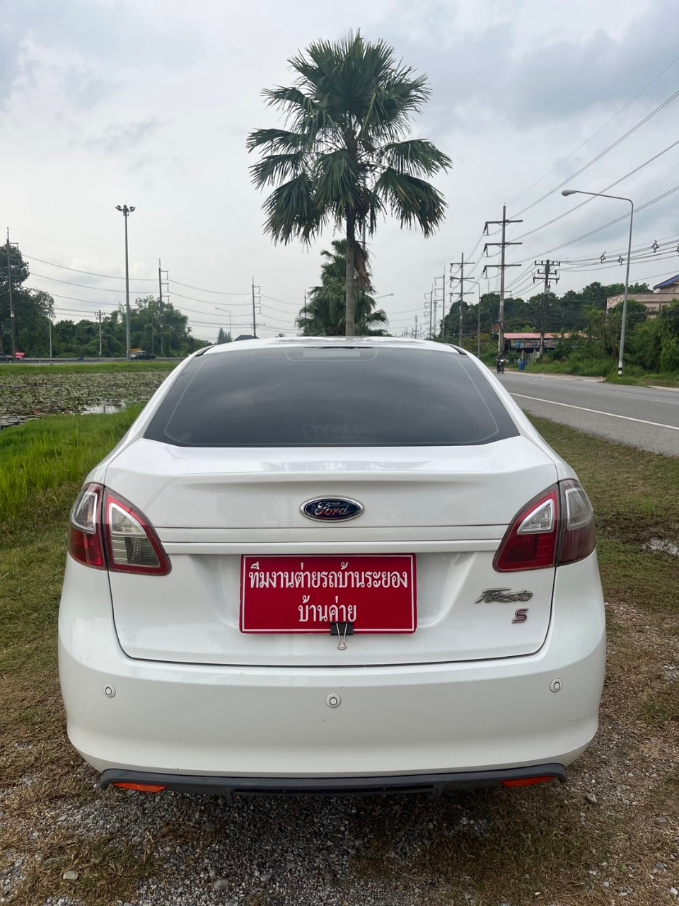 2012 Ford Fiesta สีขาว