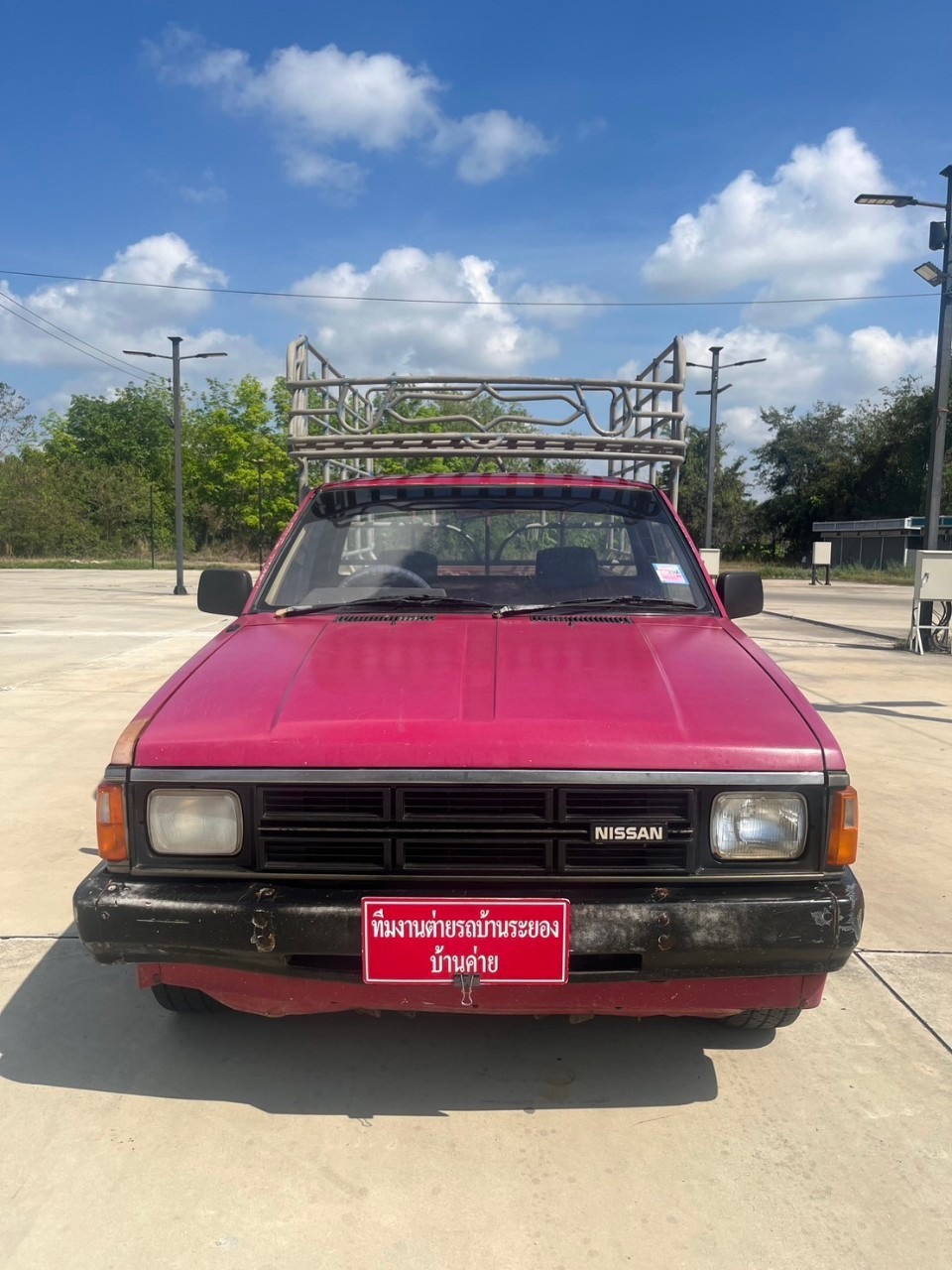 1987 Nissan Big M สีแดง