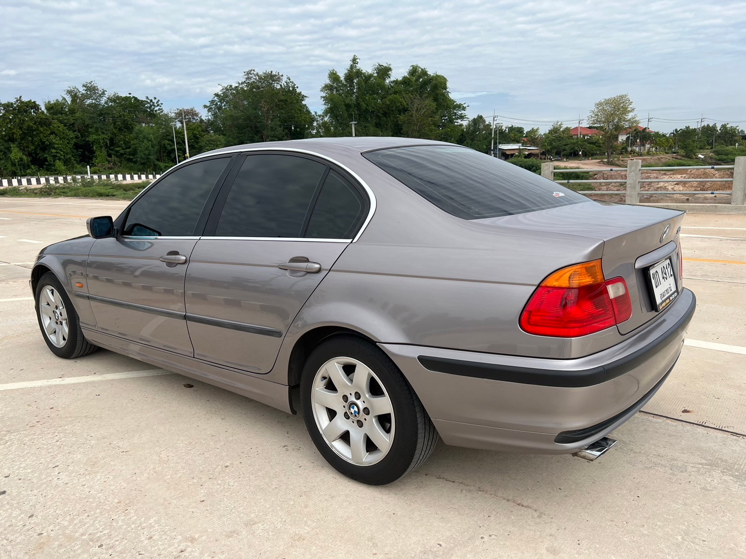 2001 BMW 323i E46 สีเทา