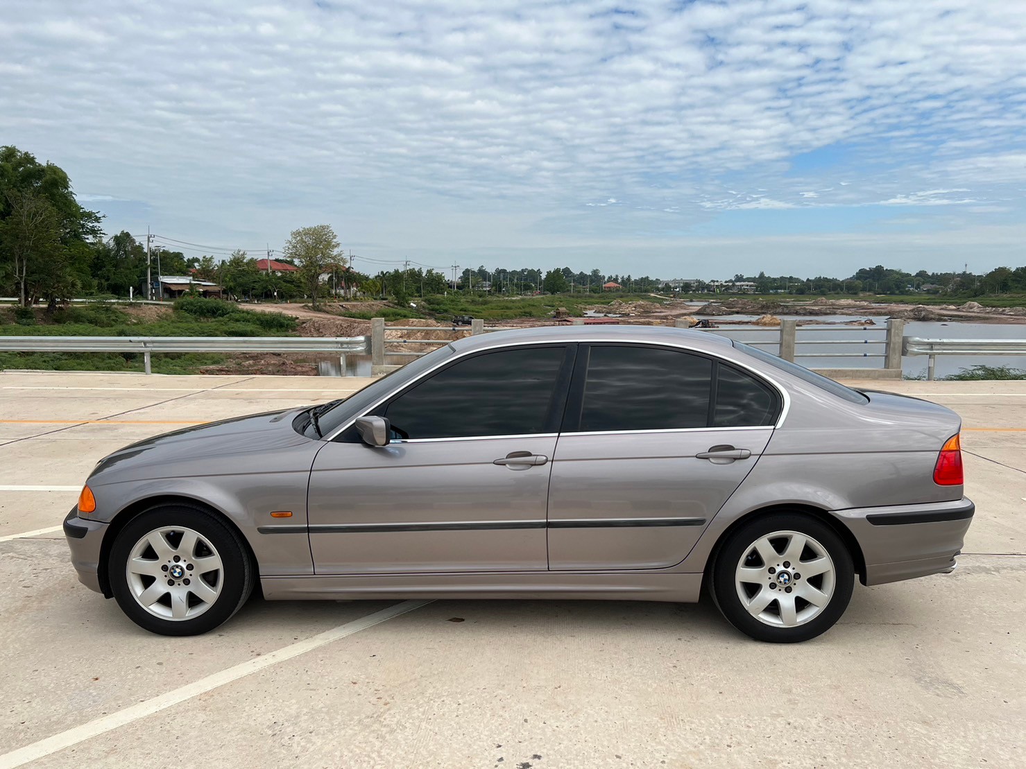 2001 BMW 323i E46 สีเทา