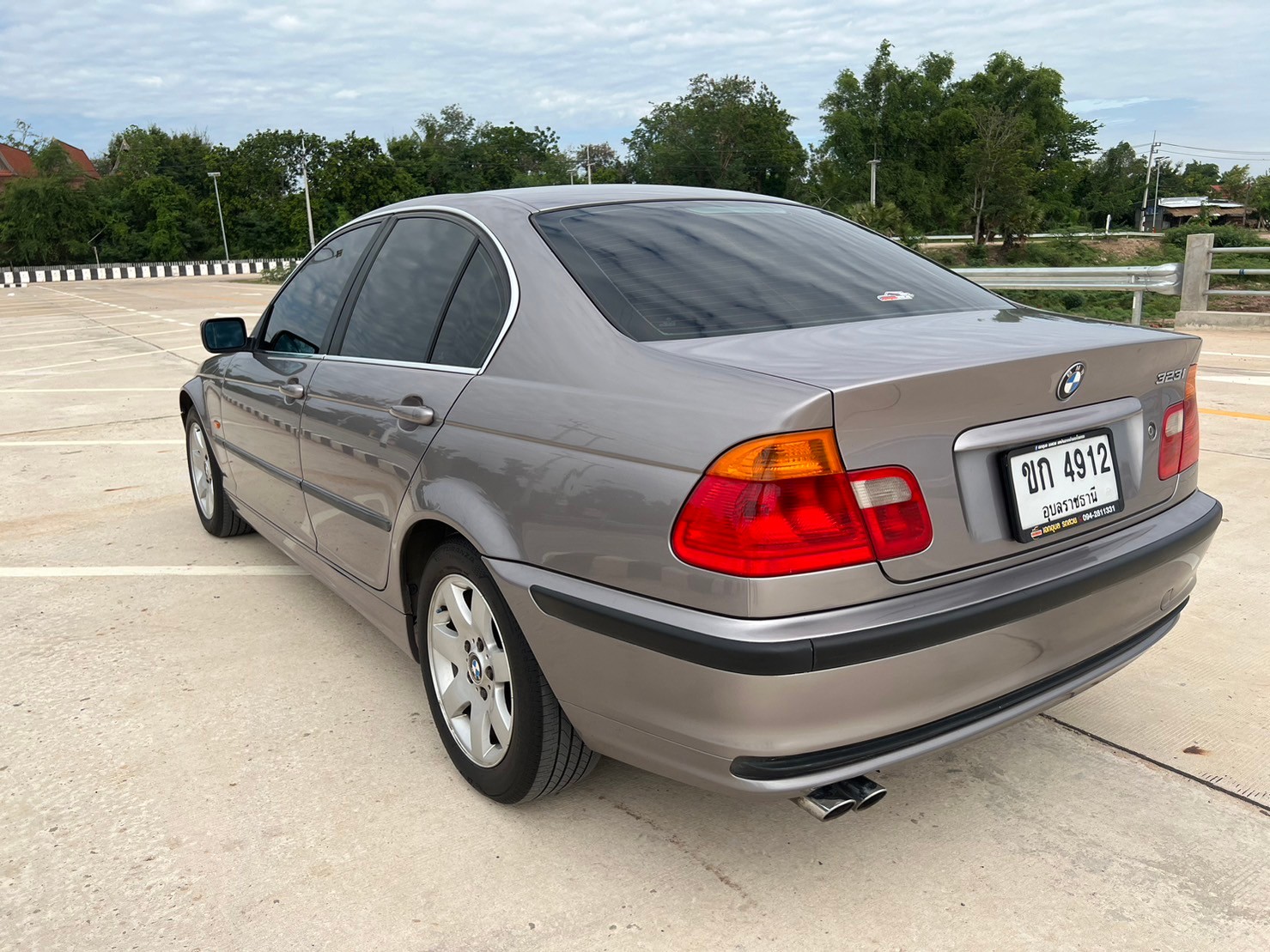 2001 BMW 323i E46 สีเทา