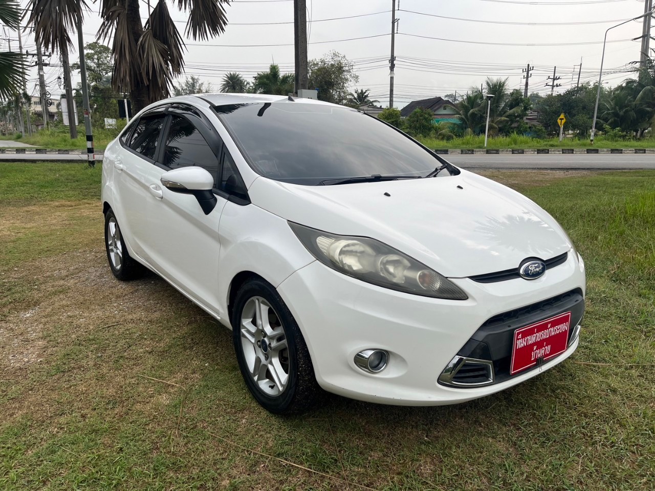 2012 Ford Fiesta สีขาว