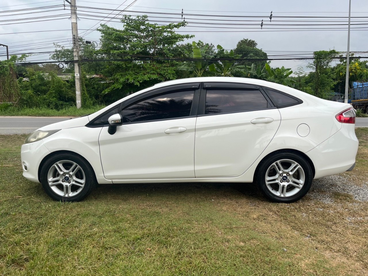 2012 Ford Fiesta สีขาว