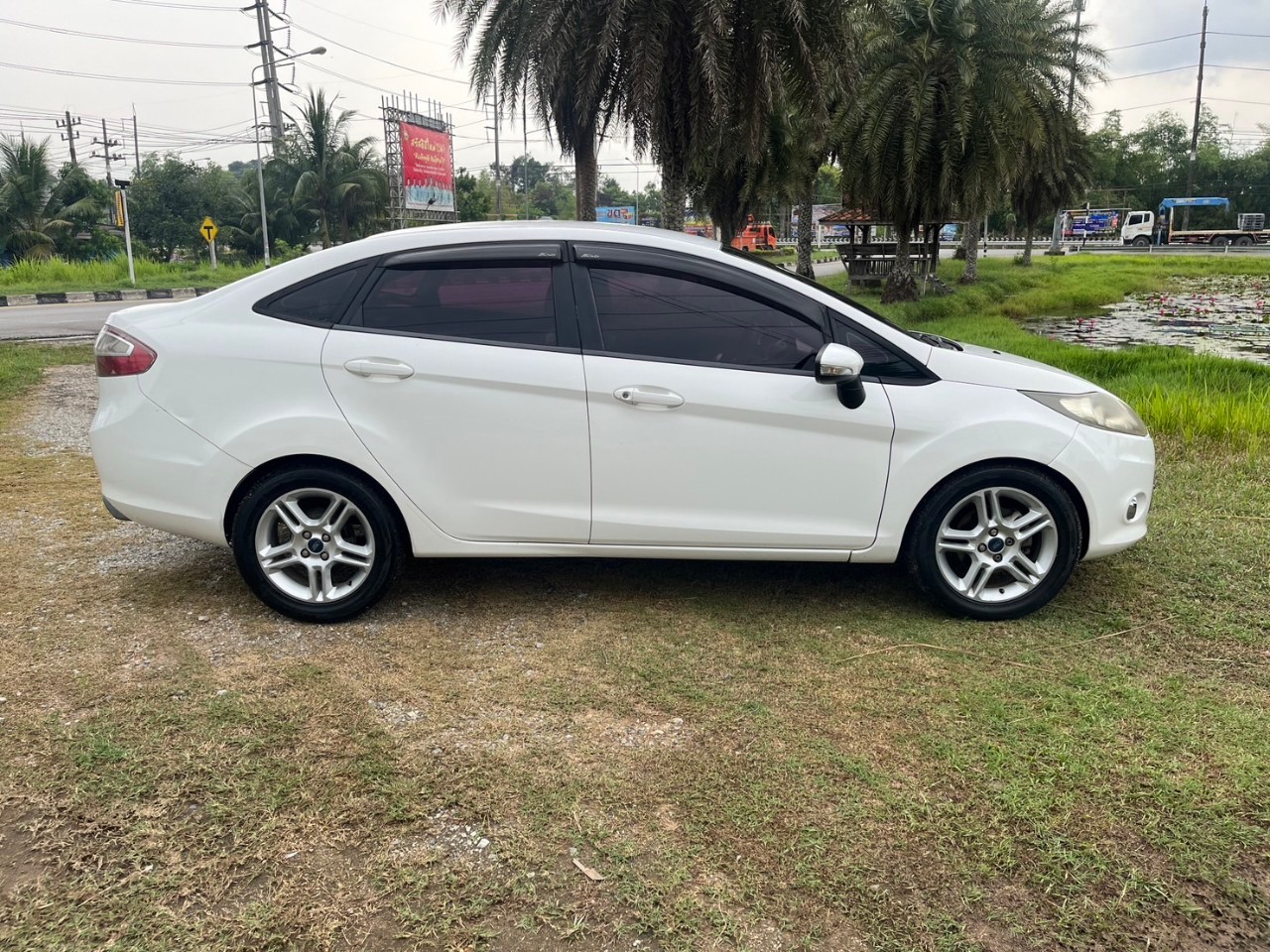 2012 Ford Fiesta สีขาว