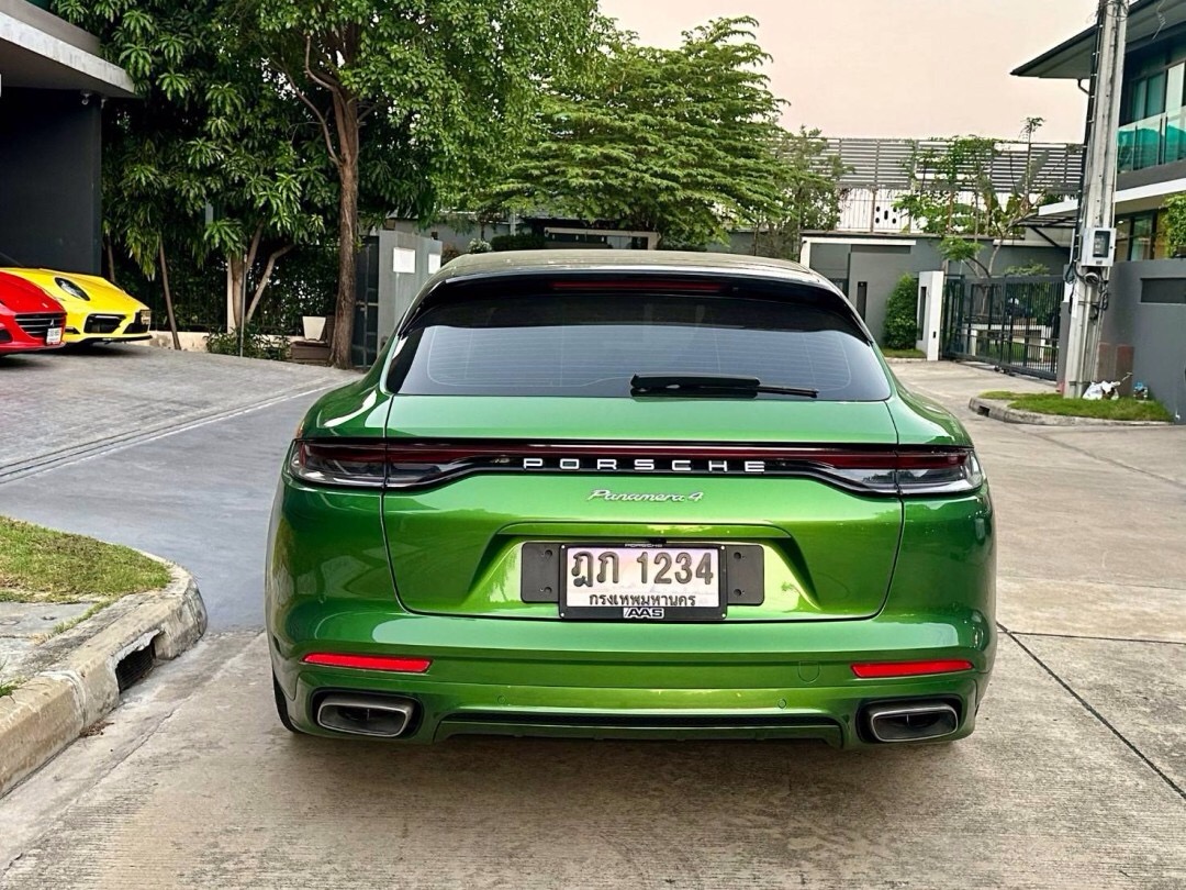 2021 Porsche Panamera สีเขียว