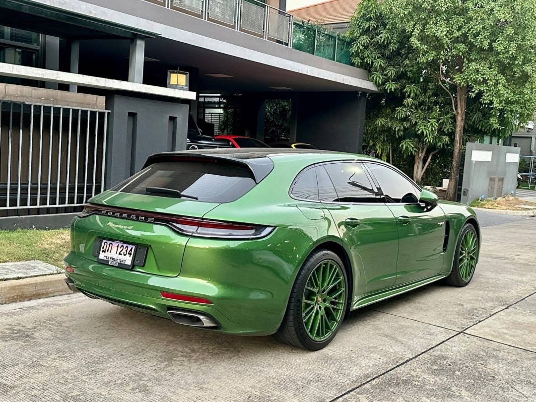 2021 Porsche Panamera สีเขียว