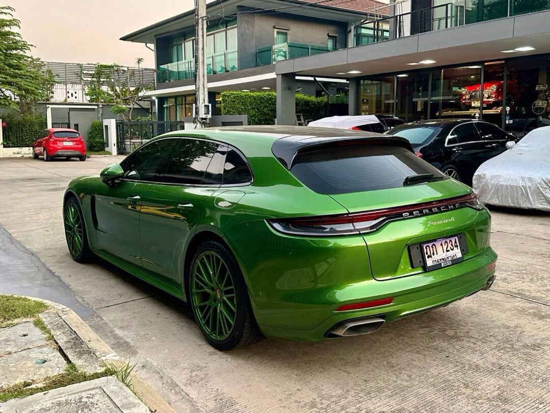 2021 Porsche Panamera สีเขียว