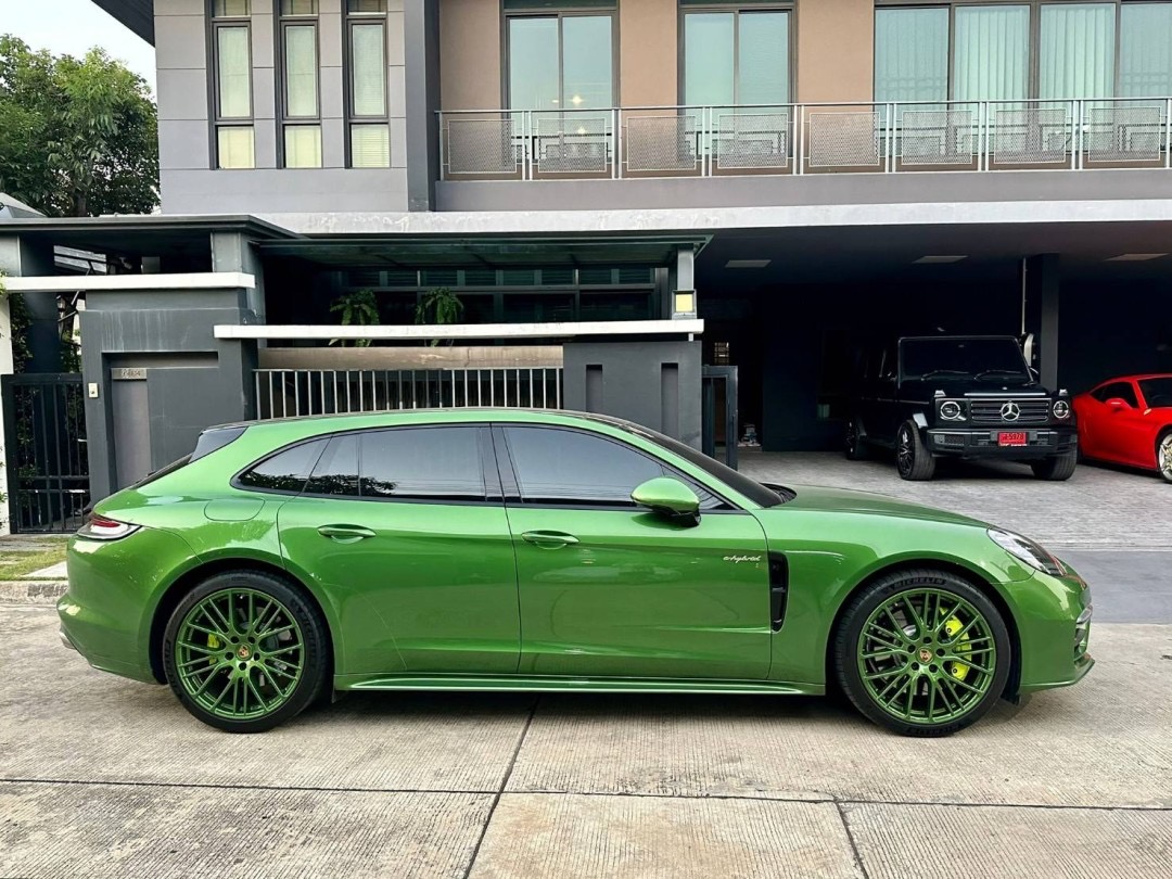 2021 Porsche Panamera สีเขียว