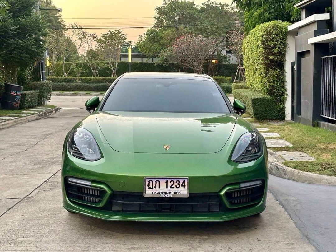 2021 Porsche Panamera สีเขียว