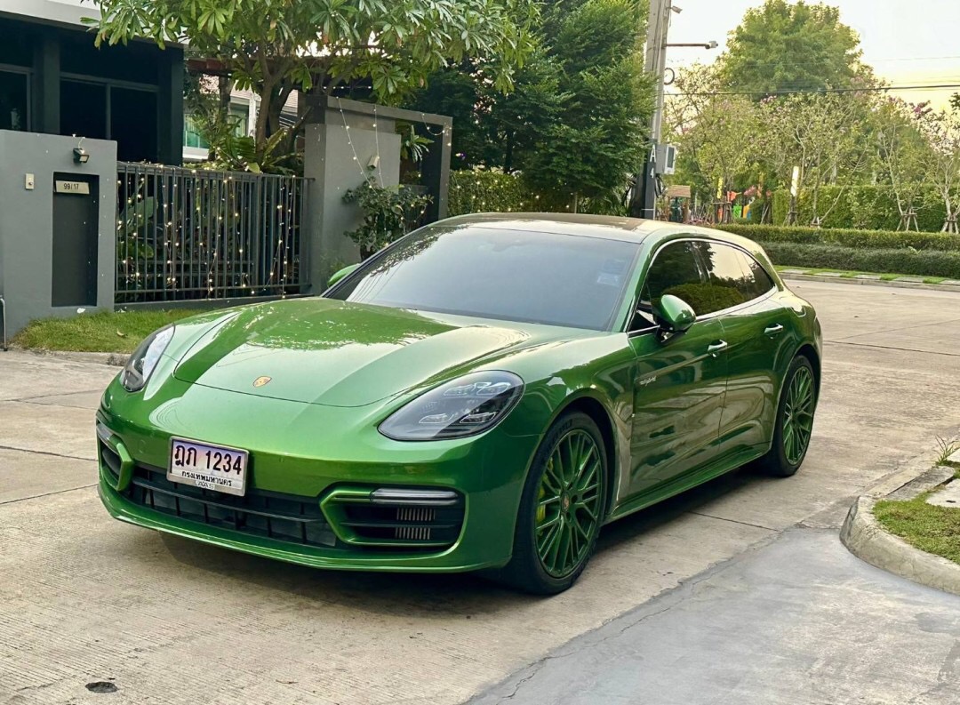 2021 Porsche Panamera สีเขียว