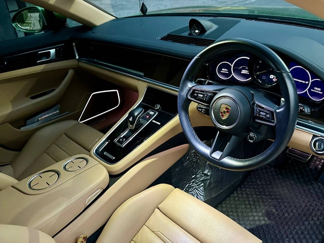 2021 Porsche Panamera สีเขียว