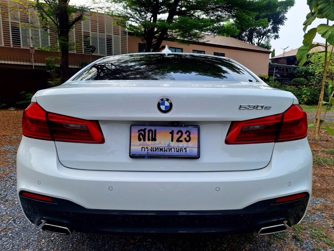 2018 BMW 530e M sport สีขาว