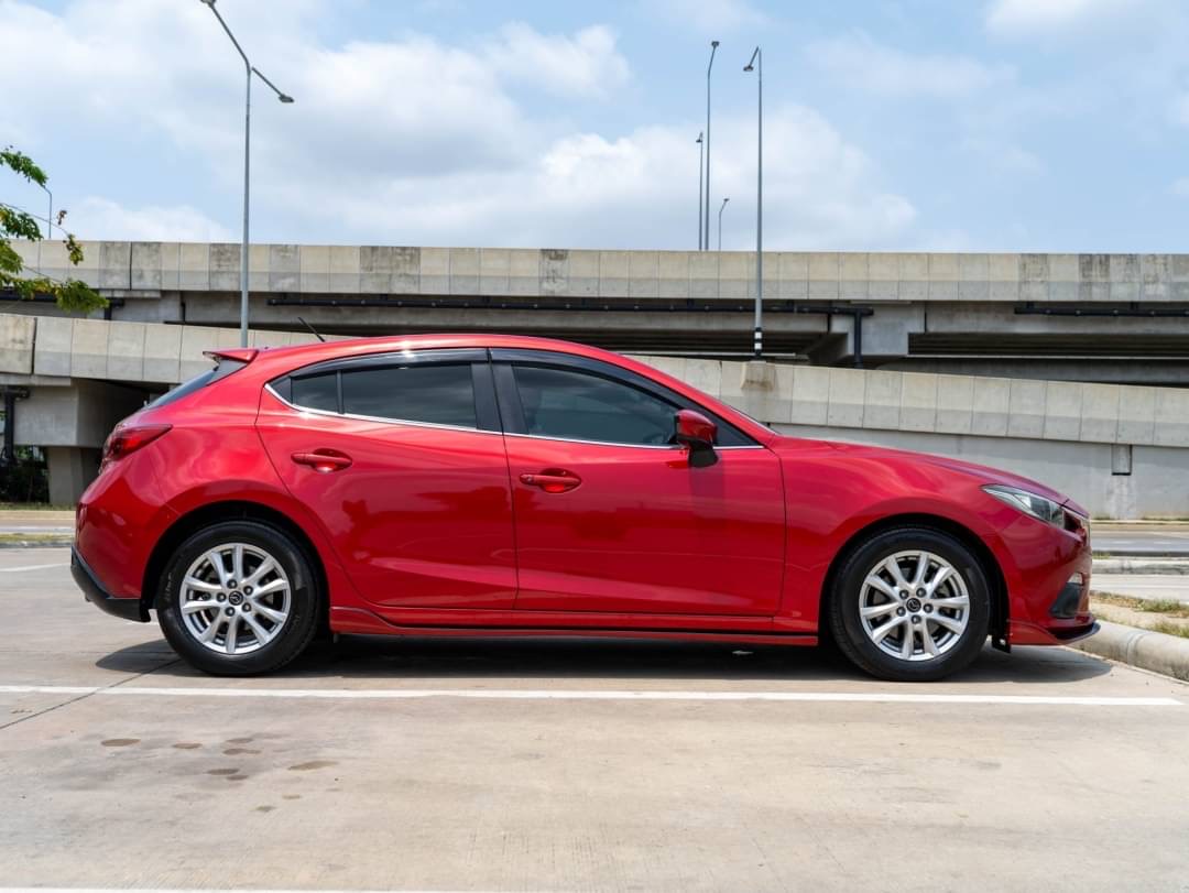 2015 Mazda 3 Hatchback สีแดง